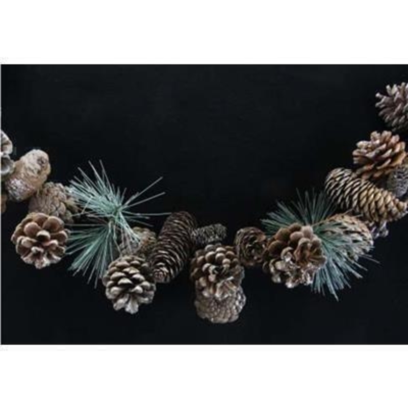 This beautiful cone and fir garland dusted with silver glitter is ideal for hanging above the fireplace or on a shelf or bookcase. The look is simple and stylish with some added sparkle with the silver glitter. Matching wreath available. Size approx 120cm